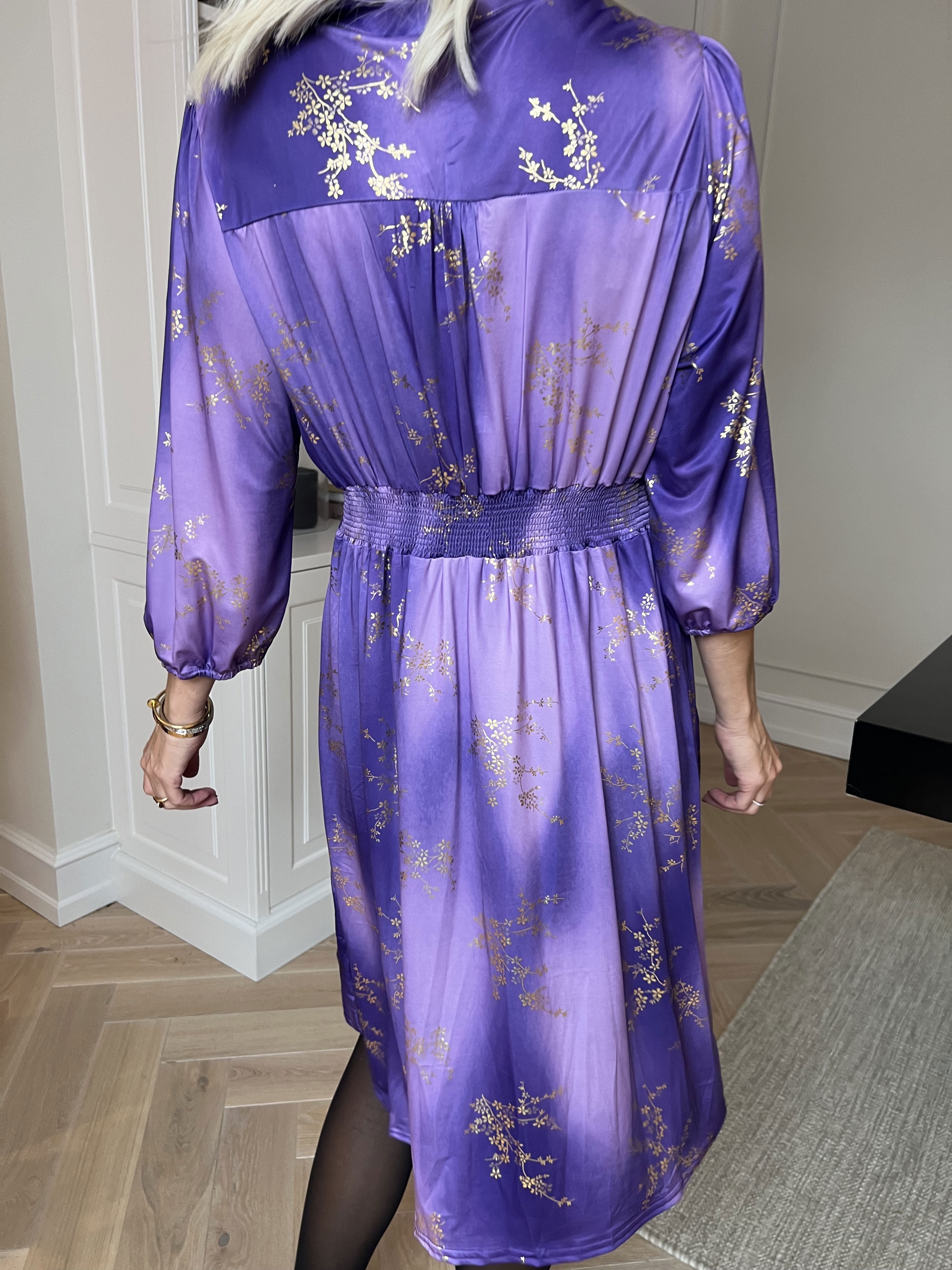 Vivien Gold - 3/4 ærmet kjole med guldprint og slåede knapper